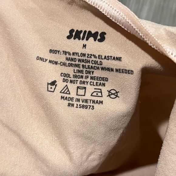 NWT Skims Everyday Sculpt Mid Thigh Bodysuit Shapewear Scoop Neck Clay Size M - Picture 3 of 4